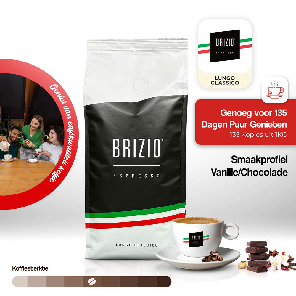 Een zak Brizio Lungo Classico koffie met daarnaast een kop koffie, stukjes chocolade en vanillebloemen. Links een foto-inzet van mensen die samen koffie drinken met de tekst ‘Geniet van cafékwaliteit thuis’. Rechts staat ‘Genoeg voor 135 dagen puur genieten’ en onderaan een koffiesterktebalk.