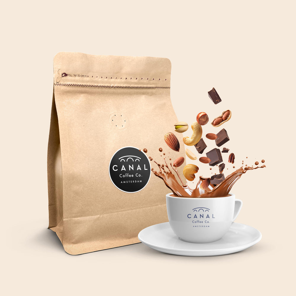 Biodegradable coffee bag from Gerrits Koffie with logo, featuring a cup and splashes of chocolate and nuts.