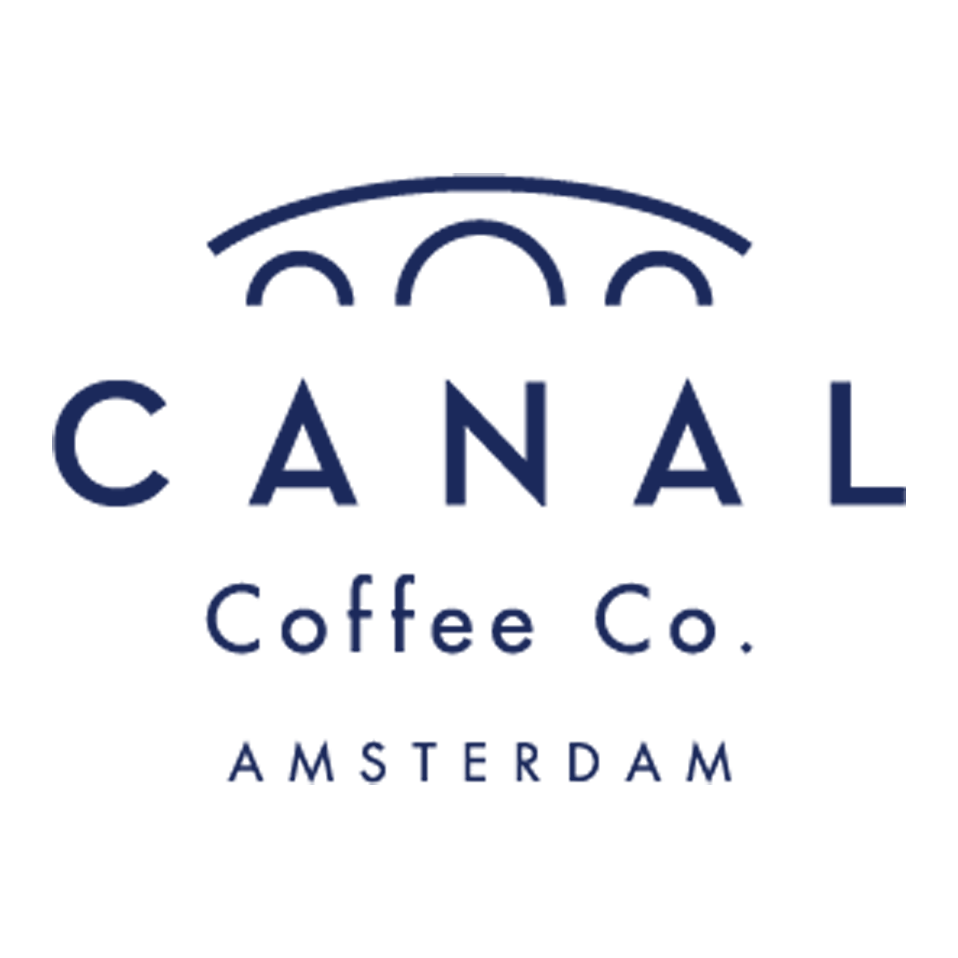 Logo van Canal Coffee Co. in donkerblauw met een gestileerde brug boven het woord ‘CANAL’ en de tekst ‘Coffee Co. AMSTERDAM’ eronder, op een transparante achtergrond.