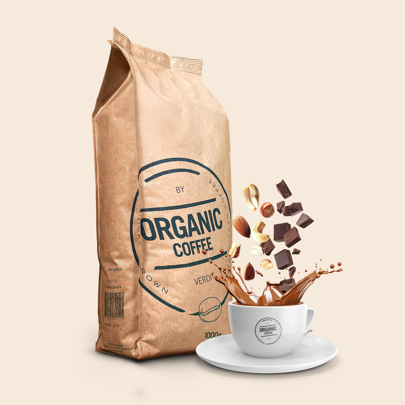Zak Organic Coffee naast een kop koffie met spetterend koffieshot, stukjes chocolade en noten in de lucht.