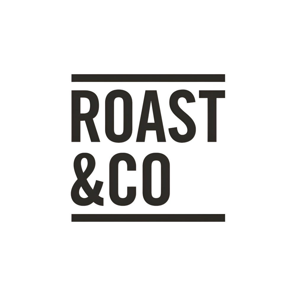 Donkerbruin logo van Roast & Co. met de woorden ‘ROAST & CO’ in hoofdletters, omlijnd door twee horizontale lijnen boven en onder de tekst, op een transparante achtergrond.